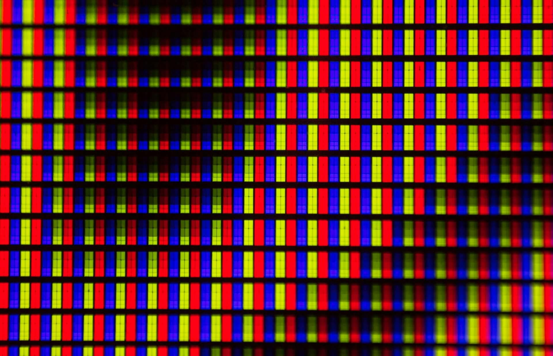 Blocos de cores vermelho, verde e azul representando os pixels na tela
