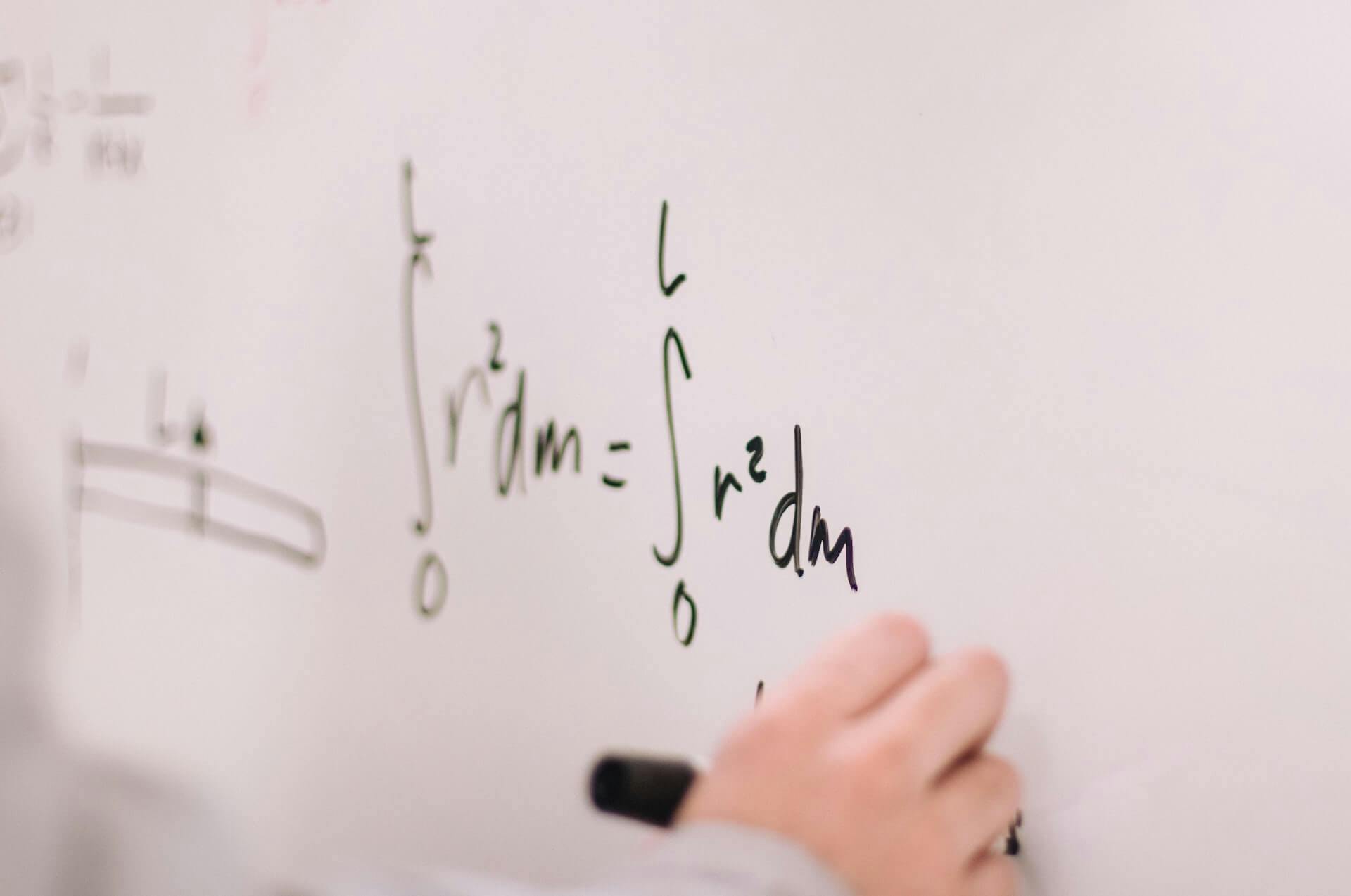 um quadro branco com fórmulas escritas