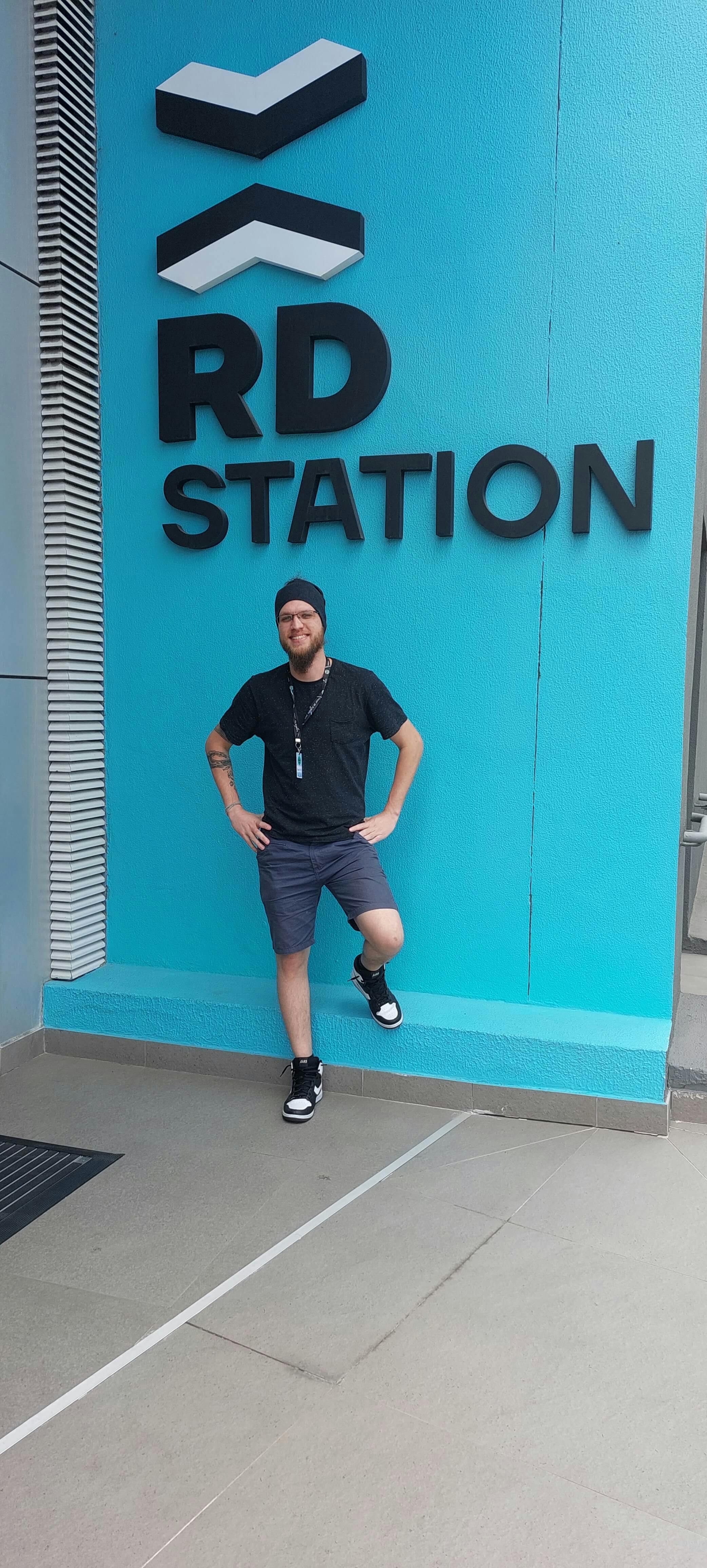eu na fachada da empresa rd station