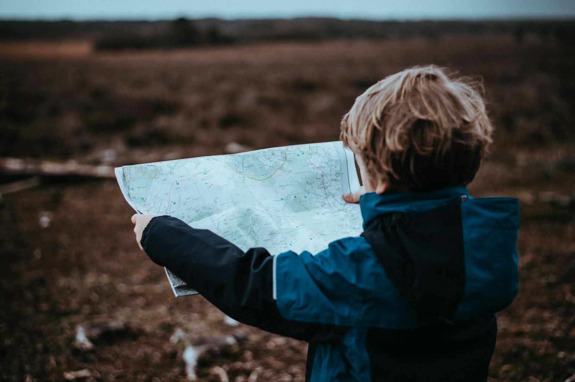 um menino com um mapa na mão