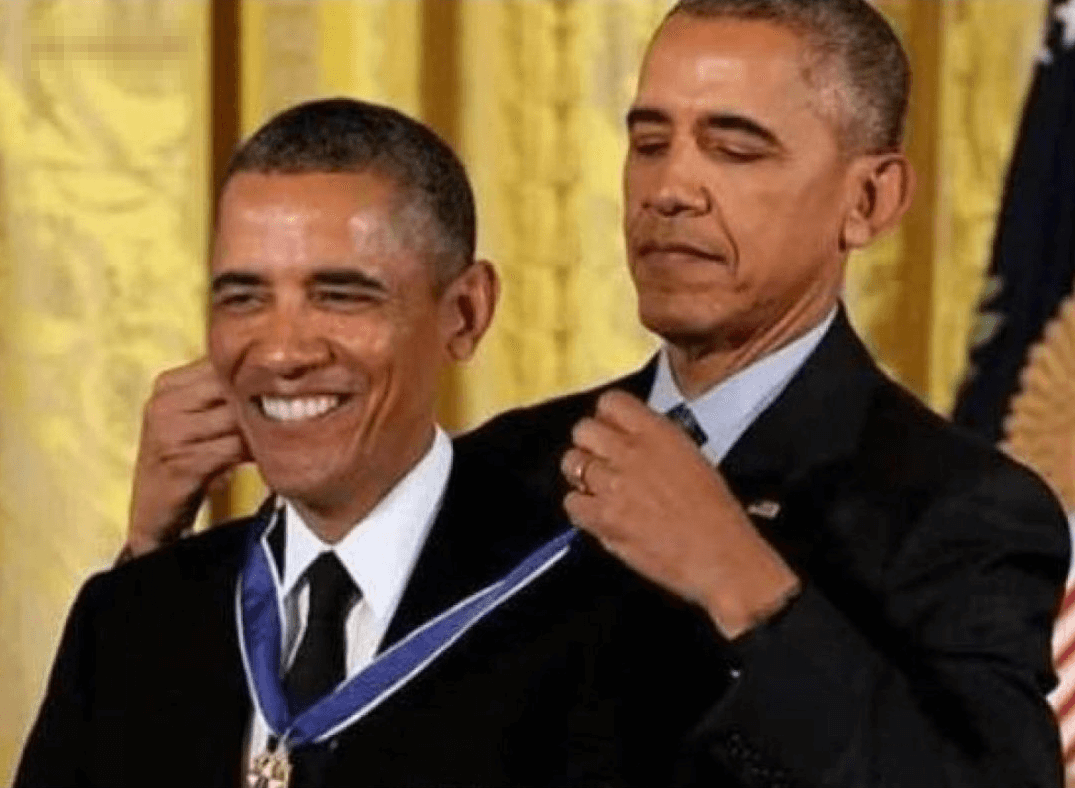 meme do obama colocando uma medalha nele mesmo